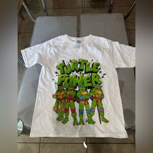 Gildan‎ White and Green Short Sleeve Tees